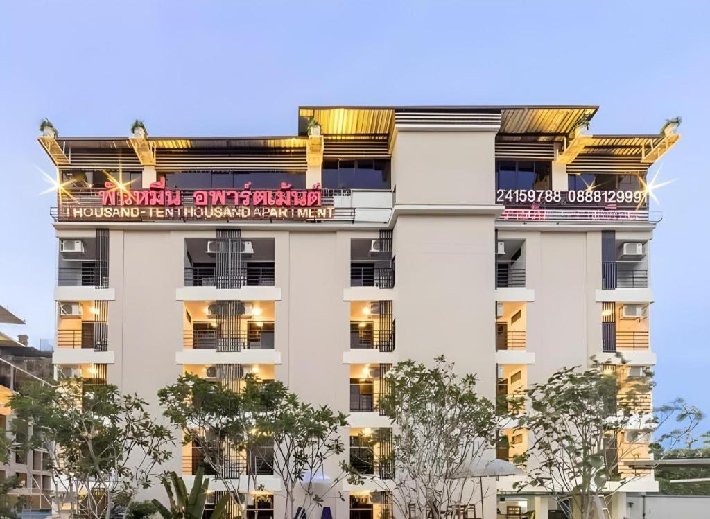 Thousand-Ten Thousand Hotel Bangkok Esterno foto
